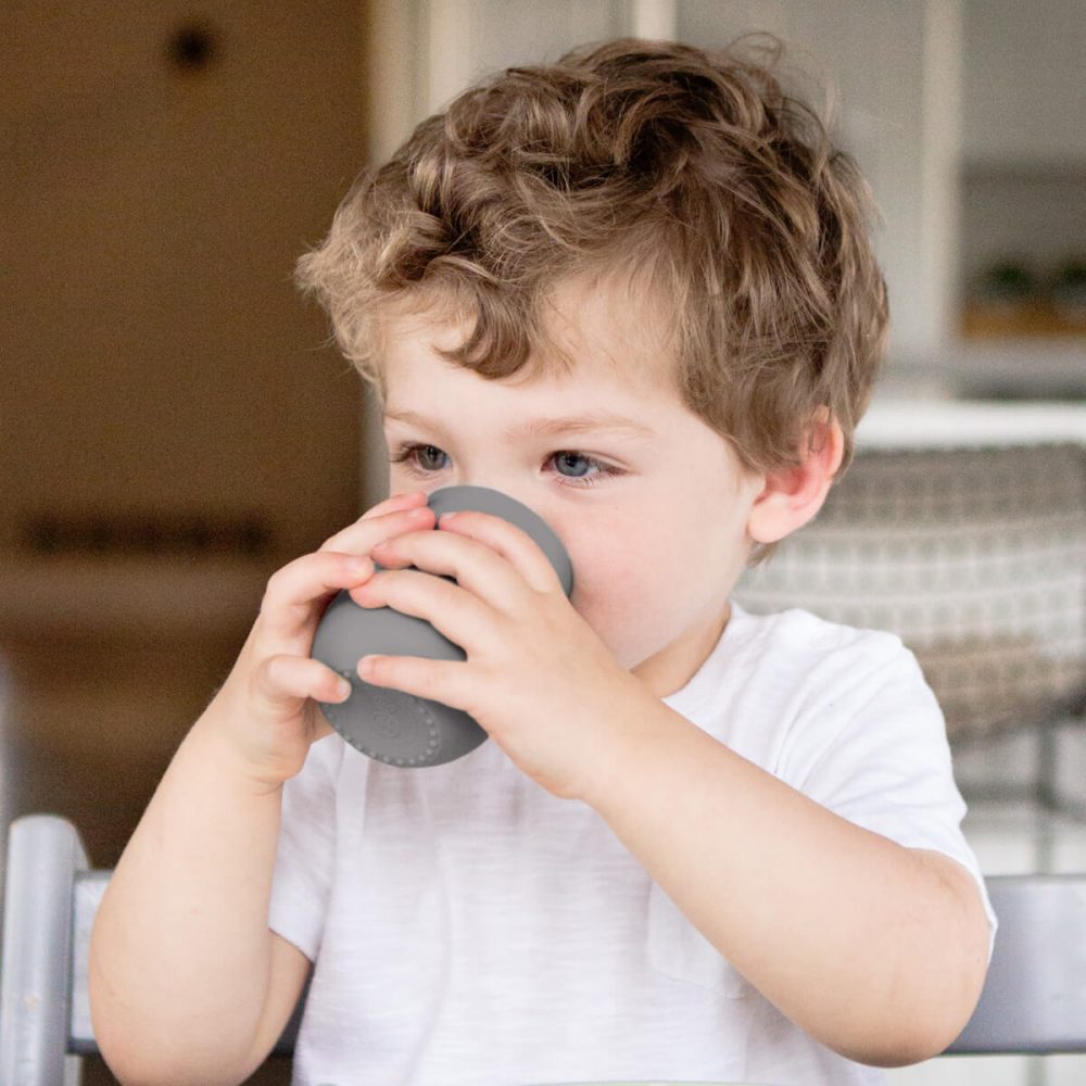 ezpz Mini Cup 12 meses + 100% silicona Diseñado por un especialista en alimentación pediátrica Vaso de entrenamiento para niños pequeños con tapa y pajita Indigo 