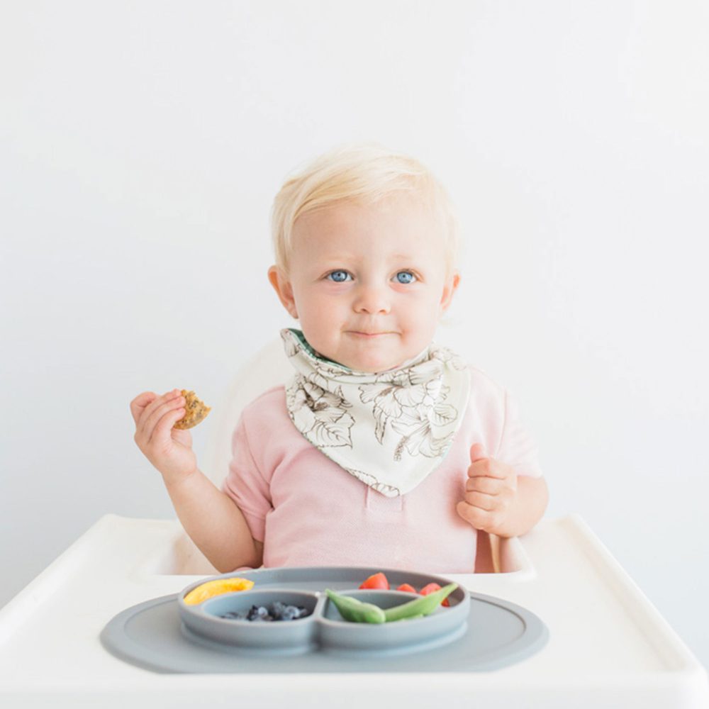 ezpz Mini Mat 12 meses Olive plato 100% de silicona con mantel individual incorporado para bebés y niños pequeños 
